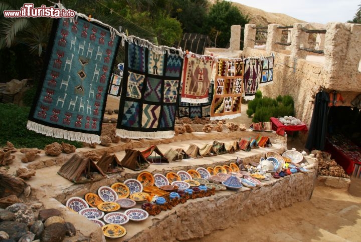 Immagine Mercatino tradizionale berbero: souvenir e tappeti nei pressi di Chebika l'oasi della Tunisia - © Renee Vititoe / Shutterstock.com