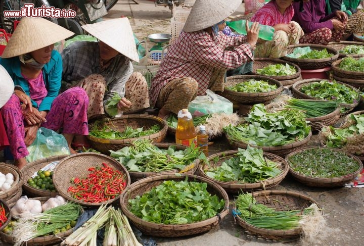 Immagine Tipico mercato di strada del Vietnam: ci troviamo in una strada di Hoi An Vietnam - © Steve Lovegrove / Shutterstock.com