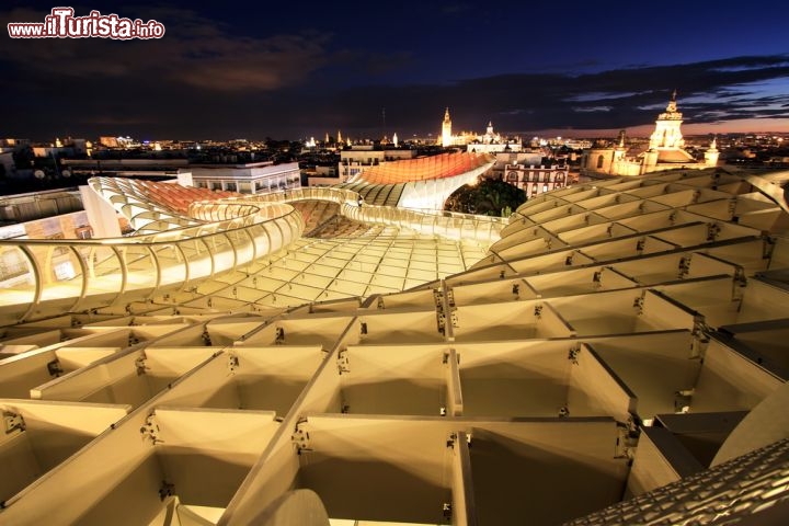 Immagine Il Metropol Parasol di Siviglia, in Plaza de la Encarnacion, è stato inaugurato il 27 marzo. E' una struttura di pannelli di legno, dalle linee futuristiche che contrastano col centro medievale, progettata da Jurgen Mayer per proteggere un'area archeologica romana scoperta negli anni Novanta. Sulla cima c'è una terrazza panoramica spettacolare - © Steven Bostock / Shutterstock.com