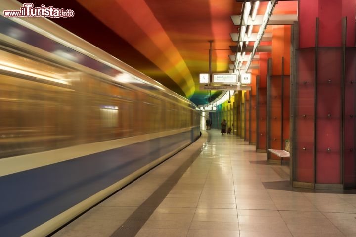 Immagine La Metropolitama di Monaco di Baviera. Munchen (Munich)  possiede sei linee della cosiddetta U-Bahn, a cui vanno aggiunte le 10 linee della S-Bahn München, la ferrovia suburbana, per una eccezionale copertura ferroviaria del centro cittadino - © Mirenska Olga / Shutterstock.com