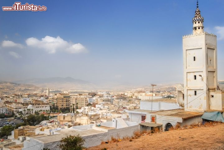 Immagine Minareto e panorama della città di Tetouan, che si trova nel nord del Marocco, non distante da Tangeri - © Boris Stroujko / Shutterstock.com