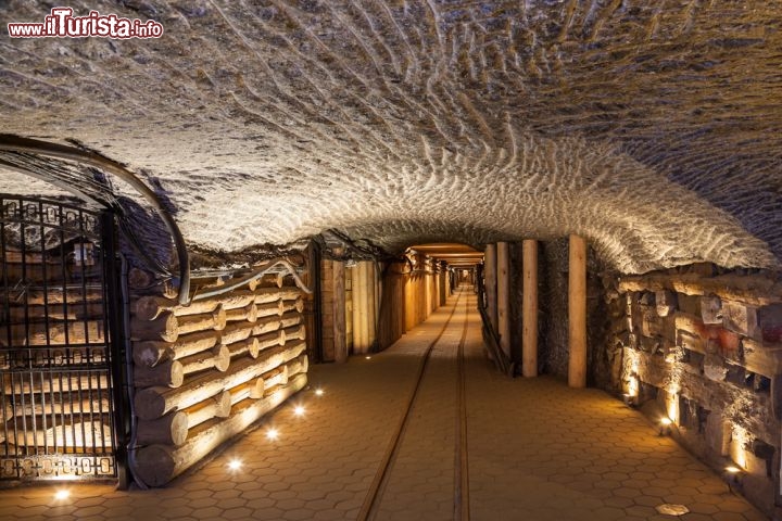 Immagine Miniera di sale di Wieliczka in Polonia. Si nota il soffitto delle rocce saline, che portano evidenti i segni degli scalpelli - © Nightman1965 / Shutterstock.com