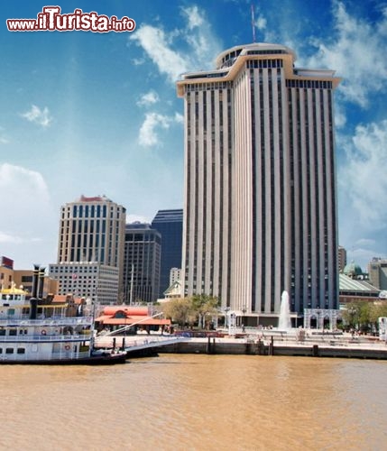 Immagine Mississippi River, New Orleans - Uno dei principali fiumi del mondo - 5970 km se si contano anche quelli del Missouri, suo affluente -, il Mississipi ha alla foce una portata media di 20 mila metri cubi di acqua al secondo. Sulle sponde di questo grande corso d'acqua si affaccia New Orleans che da sempre ha legato il suo sviluppo economico alla presenza del fiume che sulle sue sponde ha anche visto nascere il jazz - © pisaphotography / Shutterstock.com