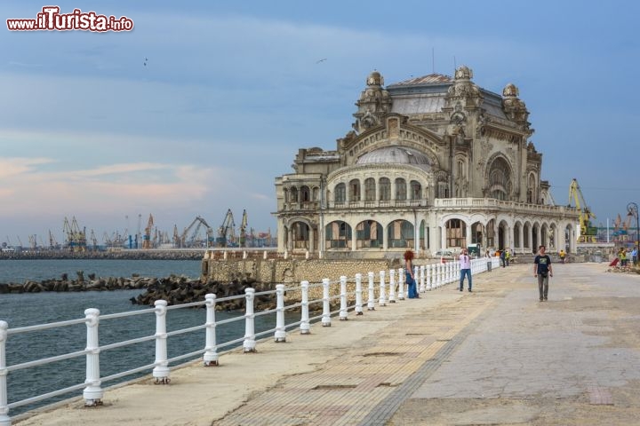 Immagine Molo e Casinò di Costanza Mar Nero Romania - © Photosebia / Shutterstock.com