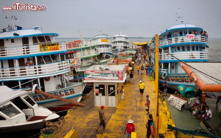 Immagine Molo del porto fluviale di Manaus, con i traghetti che compiono servizio lungo il Rio Negro  e Rio delle Amazzoni in Brasile - © gary yim / Shutterstock.com