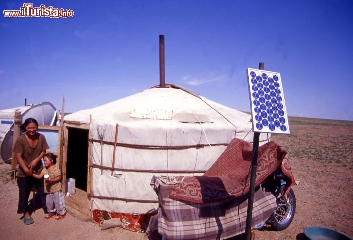 Immagine Mongolia una Gher con pannelli solari - Foto di Giulio Badini / I Viaggi di Maurizio Levi