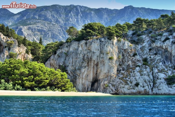 Immagine Il Monte Biokovo in Croazia: la montagna riparara la Riviera di Makarska dai forti venti di bora, creando un clima mite anche d'inverno, una delle zone costiere della Dalmazia più attraenti per il turism odi mare - © efirm / Shutterstock.com