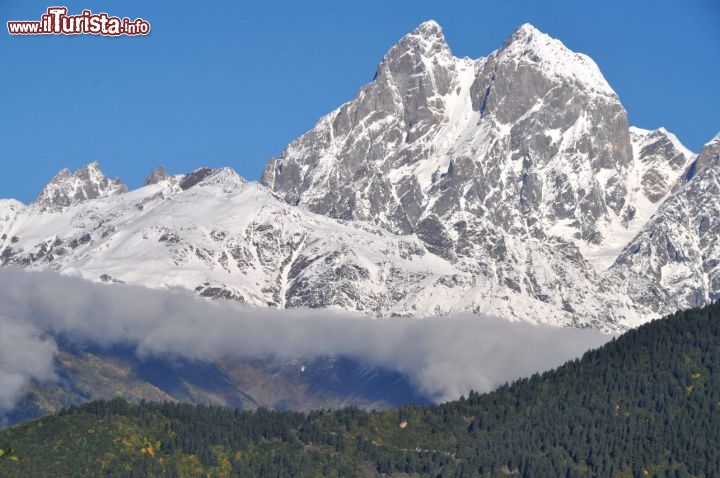 Immagine L'impressionante parete del Monte Ushba (4.700 m) la montagna con il doppio corno, che ricorda alla lontana il nostro Cervino, e che domina Mestia e gran parte della valle dello Svaneti in Georgia