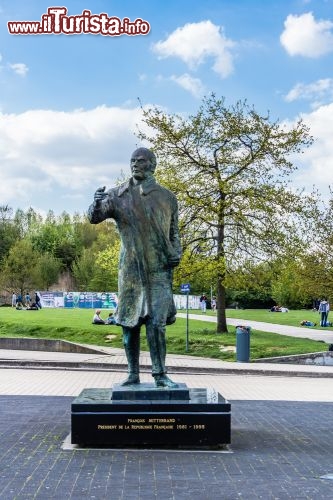 Immagine Monumento al grande presidente Francois Mitterand: è stato eretto a Lille, la località industriale del nord est della Francia - © Pawel Szczepanski / Shutterstock.com