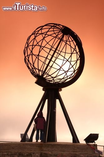 Immagine Monumento a Nordkapp, il famoso Capo Nord sulla punta più settentrionale della Norvegia, dove da metà maggio a inizio agosto si osserva lo spettacolo del Sole di Mezzanotte - © Sandra Kemppainen / Shutterstock.com