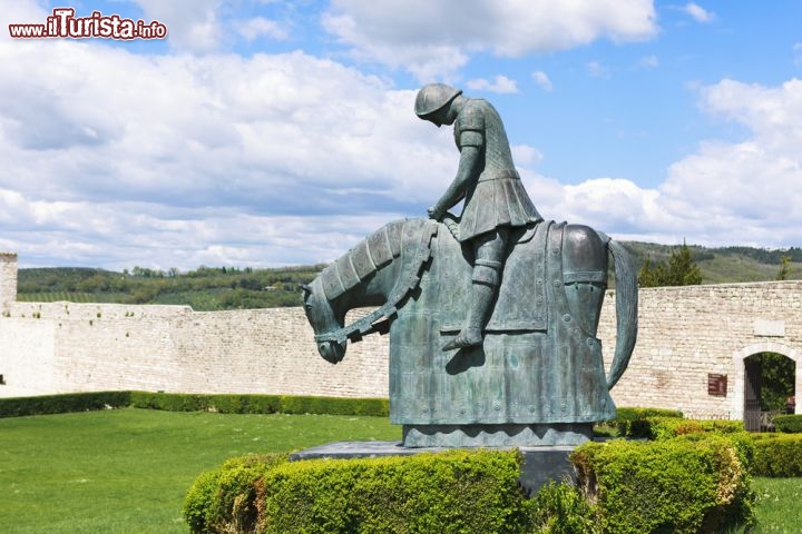 Immagine Un monumento equestre a San Francesco d'Assisi nella Basilica Superiore. Questo luogo rappresenta una meta obbligata per quanti, credenti e non, sentono tuttora vivo il messaggio francescano - © Bildagentur Zoonar GmbH / Shutterstock.com