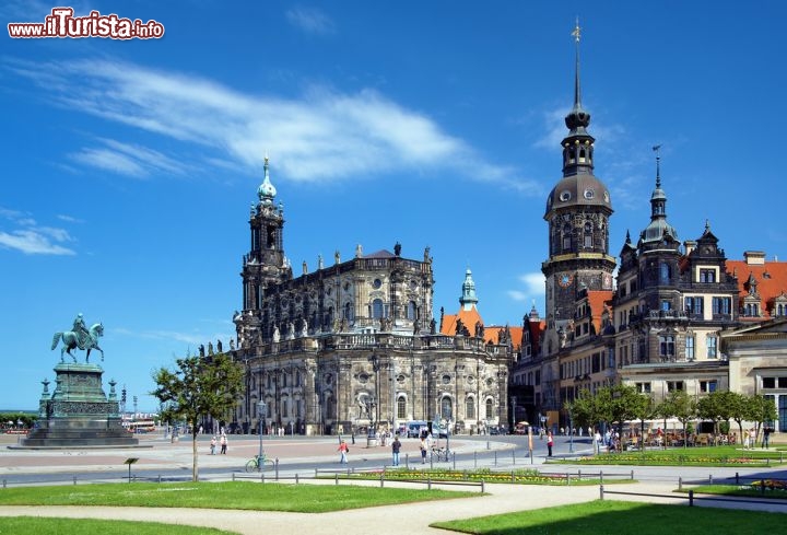 Immagine Monumento al Re Giovanni di Sassonia, con attigua chiesa cattolica  ed il Castello di Dresda - © Mikhail Markovskiy / Shutterstock.com