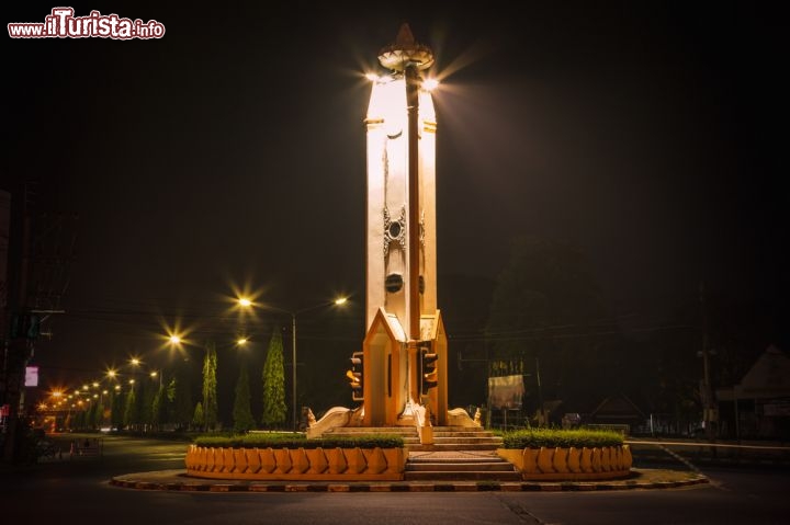 Immagine Foto notturna al centro di Ubon Ratchathani, Thailandia - Fra le tante costruzioni che si trovano nel centro di Ubon vi è anche il Monument of Merit realizzato dagli ex prigionieri di guerra delle forze alleate come profondo segno di gratitudine nei confronti della popolazione locale di Ubon che nella seconda guerra mondiale si schierò con gli americani e contro i giapponesi. In questa immagine notturna il monumento, illuminato anche dalle luci dei vicini lampioni, emana un'atmosfera davvero suggestiva © Donjiy / Shutterstock.com