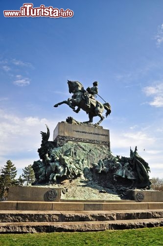 Immagine Nel Parco del Valentino di Torino (Piemonte) sorge il monumento equestre dedicato ad Amedeo di Savoia duca d’Aosta, vissuto tra il 1845 e il 1890. La statua, realizzata da Davide Calandra e posizionata nel parco nel 1902, rappresenta il duca sul cavallo impennato e, sul basamento, i maggiori rappresentanti della discendenza Sabauda - © ROBERTO ZILLI / Shutterstock.com