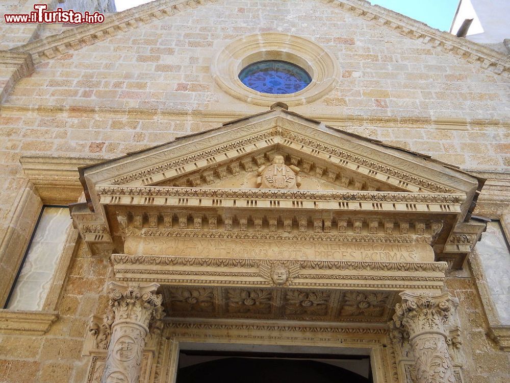 Immagine Particolare della facciata della Chiesa Madre di Morciano di Leuca, in Puglia. - © Psymark - CC BY-SA 4.0, Wikipedia