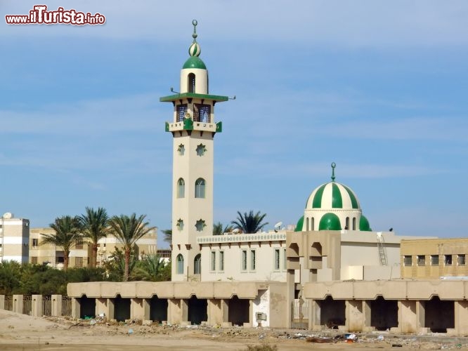 Immagine Una moschea ad Hurghada, sulla costa del Mar Rosso (Egitto) - © DDCoral / Shutterstock.com