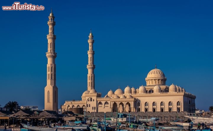 Immagine La moschea di Aldahaar, con il caratteristico doppio minareto. Siamo ad Hurghada, in Egitto - © maxarts / Shutterstock.com