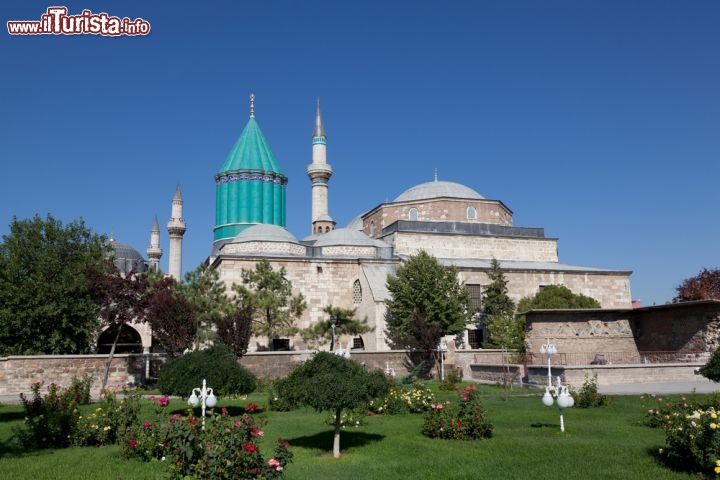 Immagine Moschea e Museo Mevlana a Konya, Turchia. Fra i monumenti più celebri della città, sono dedicati a Mevlana, padre fondatore dei "dervisci rotanti". La moschea è ricoperta di mattonelle verdi e il museo ospita manoscritti e oggetti appartenuti a Mevlana - © mehmetcan / Shutterstock.com