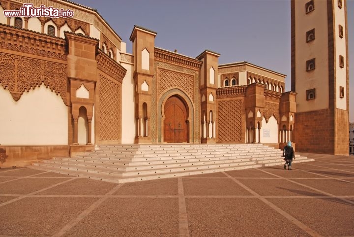 Immagine Moschea in pieno centro ad Agadir, la stazione balneare tra le più famose del Marocco - © Jaroslaw Grudzinski / Shutterstock.com