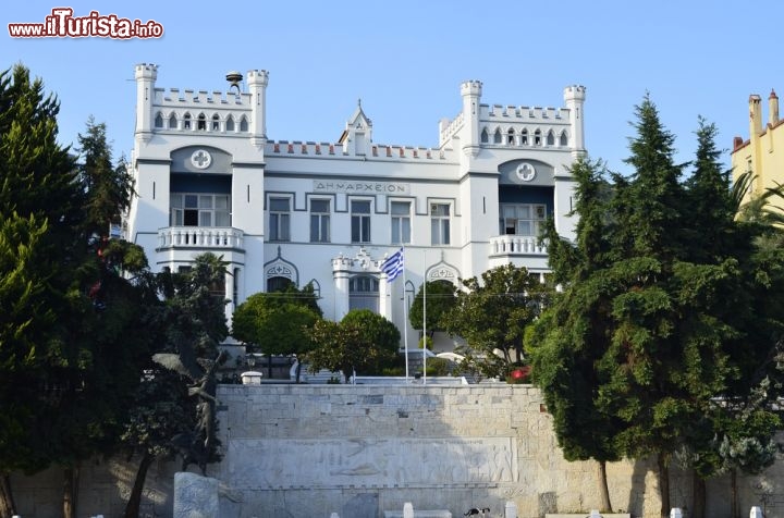 Immagine Il Municipio di Kavala, Grecia  - Come altri importanti edifici neoclassici della città, il palazzo del Municipio è stato disegnato da grandi architetti europei e rappresenta una delle costruzioni che ancora oggi testimoniano la ricchezza della città nell'epoca d'oro del commercio del tabacco © fritz16 / Shutterstock.com