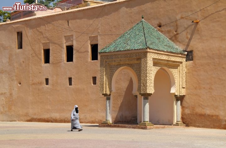 Immagine  Posto di guardia lungo le grandi mura di Meknes, la città imperiale del Marocco - © John Copland / Shutterstock.com