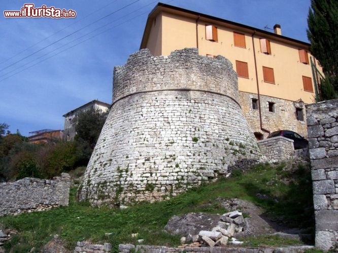 Immagine i resti della mura medievali che cingono Castro dei Volsci, il pittoresco borgo del Lazio sud-orientale - © www.comune.castrodeivolsci.fr.it/