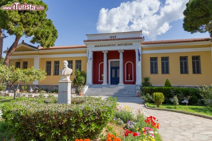 Immagine Il Museo archeologico di Volos, nella regione greca della Tessaglia: un piccolo spazio espositivo ma un bel repertorio di testimonianze antiche, provenienti da vari scavi effettuati nella prefettura di Magnesia. La maggior parte degli oggetti viene dal sito di Dimini, ma ci sono anche diverse steli funebri rinvenute a Dimitriada - © Lefteris Papaulakis / Shutterstock.com