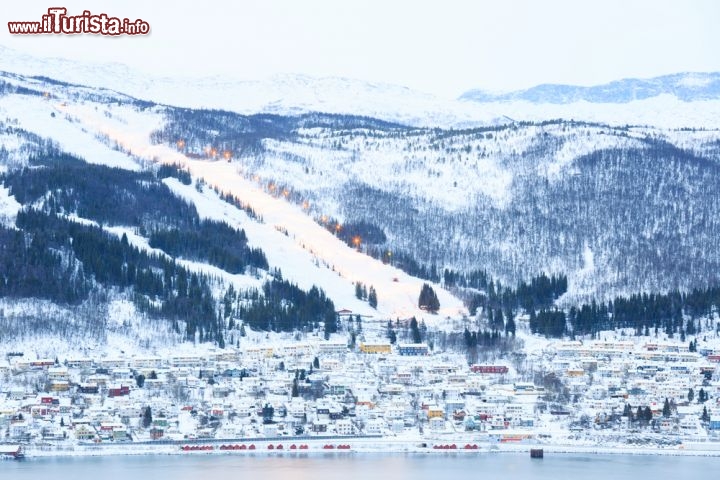 Immagine Sciare a Narvik in riva al mare, Norvegia - Situata nella contea di Nordland, Narvik è posizionata all'estremità del fiordo Ofot, proprio di fronte ad una sua diramazione, con un collegamento diretto all'Oceano Atlantico. Fra i tanti eventi ospitati in questa suggestiva località vi è anche la Coppa del Mondo di sci in quanto Narvik rappresenta la sede più settentrionale in cui si disputa una gara di questa disciplina sportiva © vichie81 / Shutterstock.com