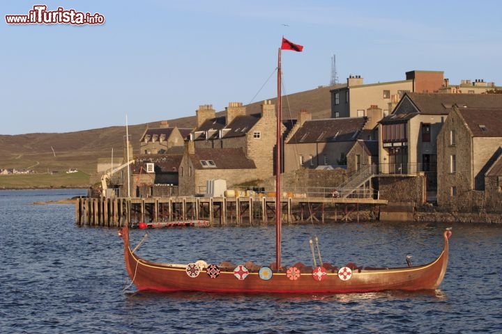 Immagine Una nave vichinga a Lerwick, sulle isole Shetland .Le Shetland gravitarono nell'orbita dell'influenza vichinga fino al 1472 quando furono incluse nei domini della Scozia - © TTphoto / Shutterstock.com