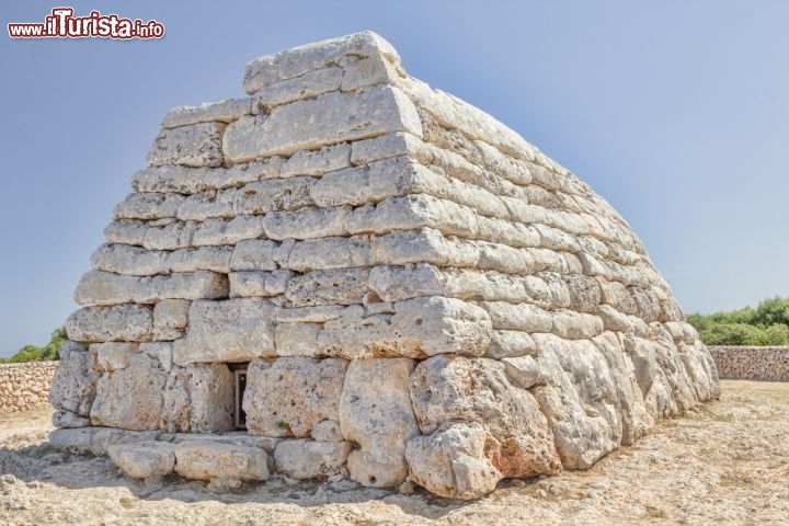 Immagine La Naveta de es Tudons è una tomba megalitica collettiva nei pressi di Ciutadela de Menorca, a Minorca, Isole Baleari. Di epoca pre-talaiotica (prima del 1000 a.C.), si chiama "naveta" poiché assomiglia a una nave rovesciata, ed è composta da un ossario e da una camera per i corredi funebri. Può essere visitata - © tuulijumala / Shutterstock.com