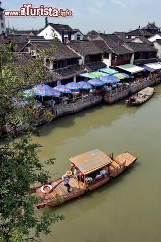 Immagine Navigando a Zhouzhuang il villaggio fluviale della Cina orientale