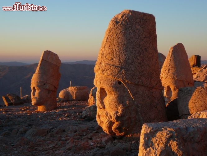 Immagine Nemrut Dagi, la montagna dell'Anatolia orientale, uno dei siti UNESCO della Turchia - © Reislaeufer / Shutterstock.com
