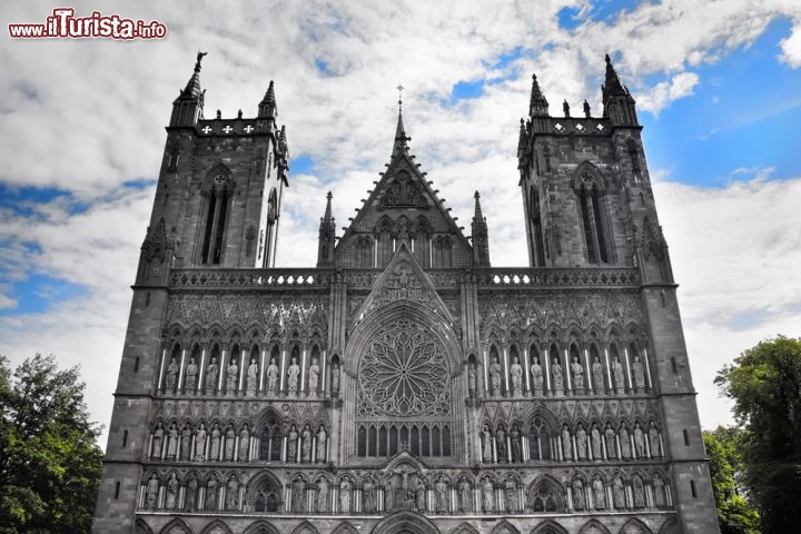 Immagine Nidarosdomen con la sua facciata ovest, la vista più spettacolare della Cattedrale di Trondheim, il capolavoro gotico della Norvegia - © zebra0209 / Shutterstock.com