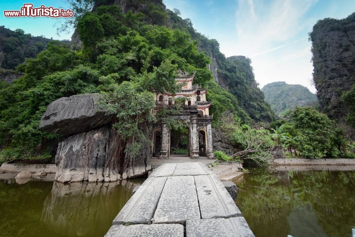 Immagine Ninh Binh, Bich Dong Pagoda, Vietnam: è un sistema di templi che sorgono non distanti da Tam Coc, in mezzo alla campagna della provincia di Ninh Binh - Foto © Banana Republic images/ Shutterstock.com