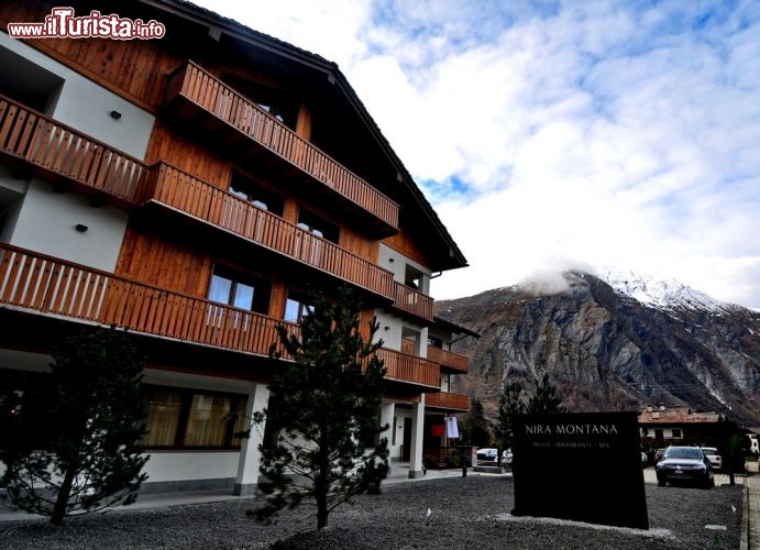 Immagine Nira Montana il nuovo abergo a 5 stelle a La Thuile. Dotato di centro benessere e ristorante è uno dei punti di riferimento per chi cerca il comfort di un albergo di lusso, senza rinunciare a nulla, ma godendo di un'ambientazione da rifugio o baita di montagna.