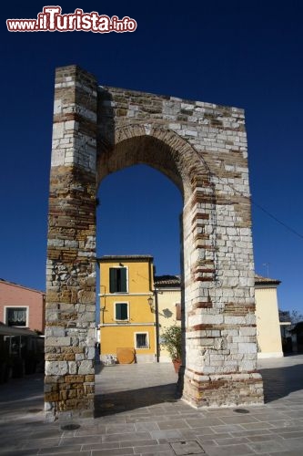 Immagine La Torre e il ristorante omonimo a Numana