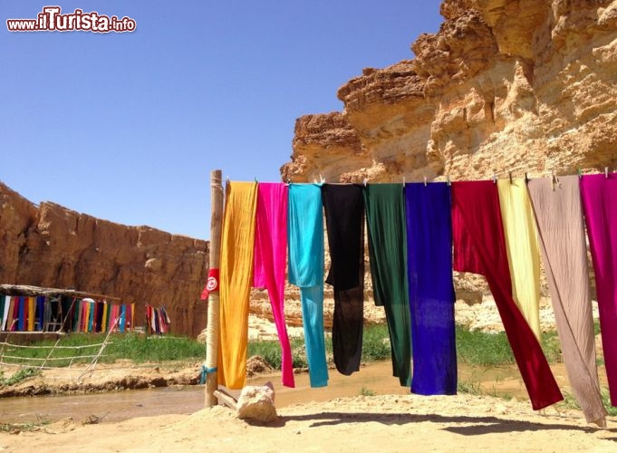 Immagine I colori dell'Oasi di Tamerza, una delle oasi di montagna della Tunisia centrale, non distante da Tozeour - © www.tunisiaturismo.it