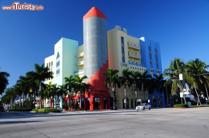 Immagine Ocean Drive, centro commerciale Art Deco Miami Beach: negli Stati Uniti sono nati i primi centri commerciali, e non stupisce vedere come a Miami Beach ne possa esistere uno in stile art déco - Foto © Richard Cavalleri / Shutterstock.com