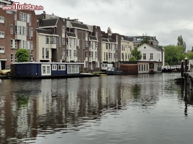 Immagine Olanda, una House boat in un canale a Leiden