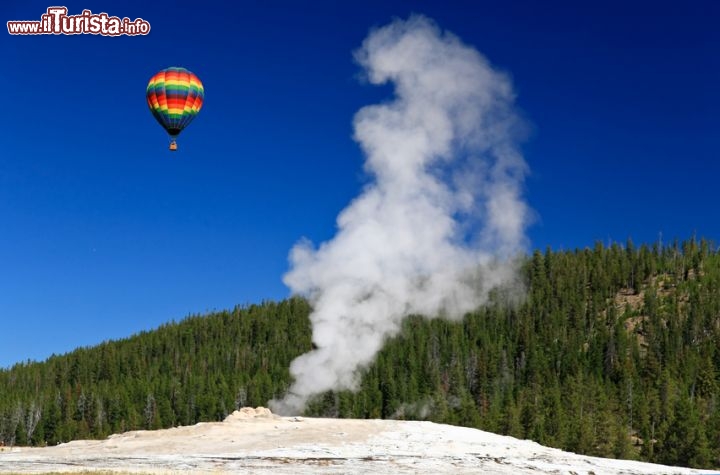 Immagine Old Faithful (Vecchio Fedele) il famoso geyser nel Parco di Yellowstone, Wyoming - © Gary Fotolia.com