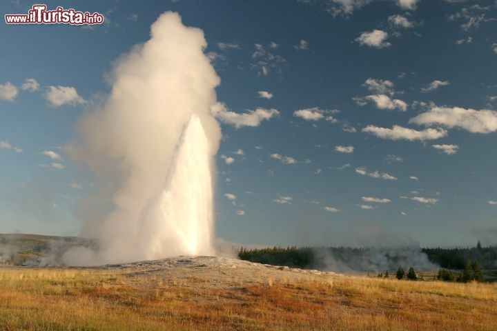 Immagine Old Faithful Geyser nel Yellowstone National Park,  Wyoming (USA). Si tratta del geyser più regolare del mondo, cone le sue eruzioni che vengono tabellate dai rangers ogni giorno. Potete vedere le ore previste per le eruzioni presso i Visitor Center. Ogni 91 minuti il "Vecchio Fedele" produce una spettacolare eruzione di acqua bollente e vapore, riscuotendo l'applauso del sempre numeroso pubblico presente - © Schalke fotografie | Melissa Schalke / Shutterstock.com