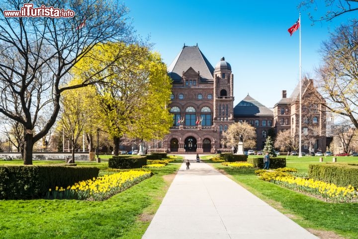 Immagine Ontario Legislative Building: l'edificio storico si trova a Toronto la città con più abitanti del Canada 116144056 - © Pack-Shot / Shutterstock.com