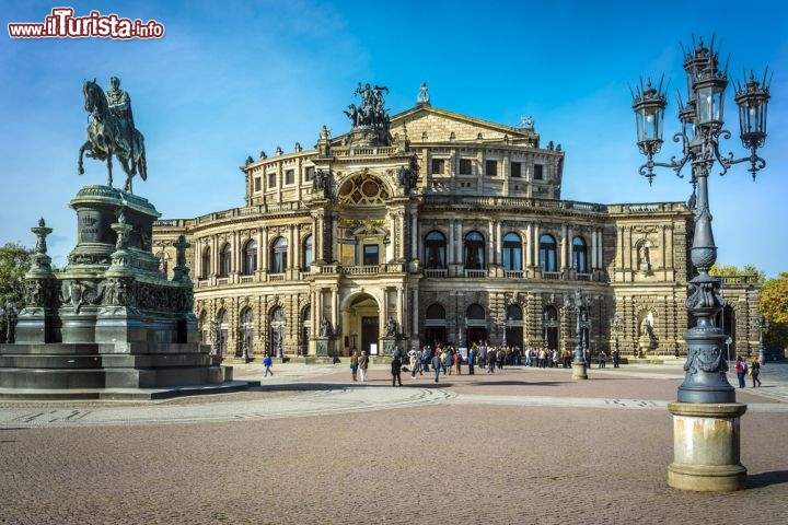 Immagine Opera di Dresda e Statua equestre Re Giovanni di Sassonia in centro alla capitale della Sassonia (Germania) - © Wolfgang Zwanzger / Shutterstock.com