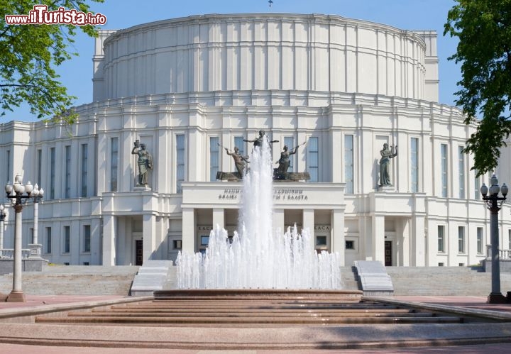 Immagine L'Accademia Nazionale del teatro e del balletto di Minsk è stata il primo teatro della Bielorussia, fondato nel 1933, e la Carmen di Bizet è stata la prima opera qui rappresentata. Gli spettacoli non si sono interrotti neppure durante la guerra, e ancora oggi continuano a riscuotere grande successo. La compagnia teatrale di Minsk ha raggiunto un meritato prestigio: quando è in tournée viene accolta con calore in ogni parte del mondo - © Mazzzur / Shutterstock.com