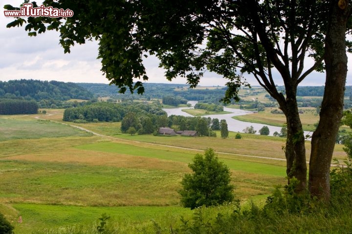 Immagine Paesaggio collinare di Kernave: l'ambiente rurale che circonda il villaggio ed il sito archeologico è sottopostoa  stretti vincoli di conservazione; sono infatti vietate le attività di tipo agricolo, con la sola eccezione dei pascoli di foraggio - Foto © Birute Vijeikiene / Shutterstock.com