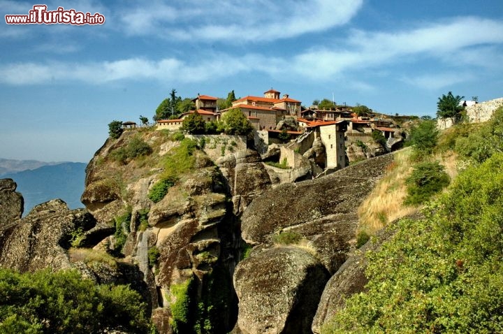 Immagine Il magico paesaggio di Meteora, ed uno dei suoi famosi monsteri della Grecia - © Diletta Mercatali