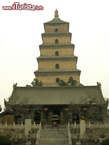 Immagine La Pagoda fa parte del complesso del Tempio del Cavallo Bianco, e si trova a Luoyang in Cina - © Buddhadl / Shutterstock.com