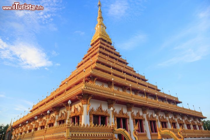 Immagine La Pagoda d'Oro del Thai Temple a Khon Kaen, Thailandia - Finemente decorata e impreziosita da ornamenti, la preziosa pagoda d'oro del Thai Temple di Khon Kaen è uno dei luoghi sacri al buddhismo più frequentati dai thailandesi e fra i più visitati dai turisti © WathanyuSowong / Shutterstock.com