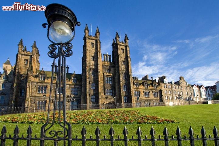 Immagine Palazzo dell'Assembea Generale (Assembly Hall) della Chiesa Scozzese a Edimburgo, Scozia  - © Heartland / Shutterstock.com