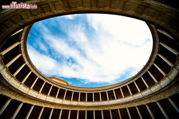 Immagine Palazzo Carlo V a Granada - © Alexander Tihonov / Shutterstock.com